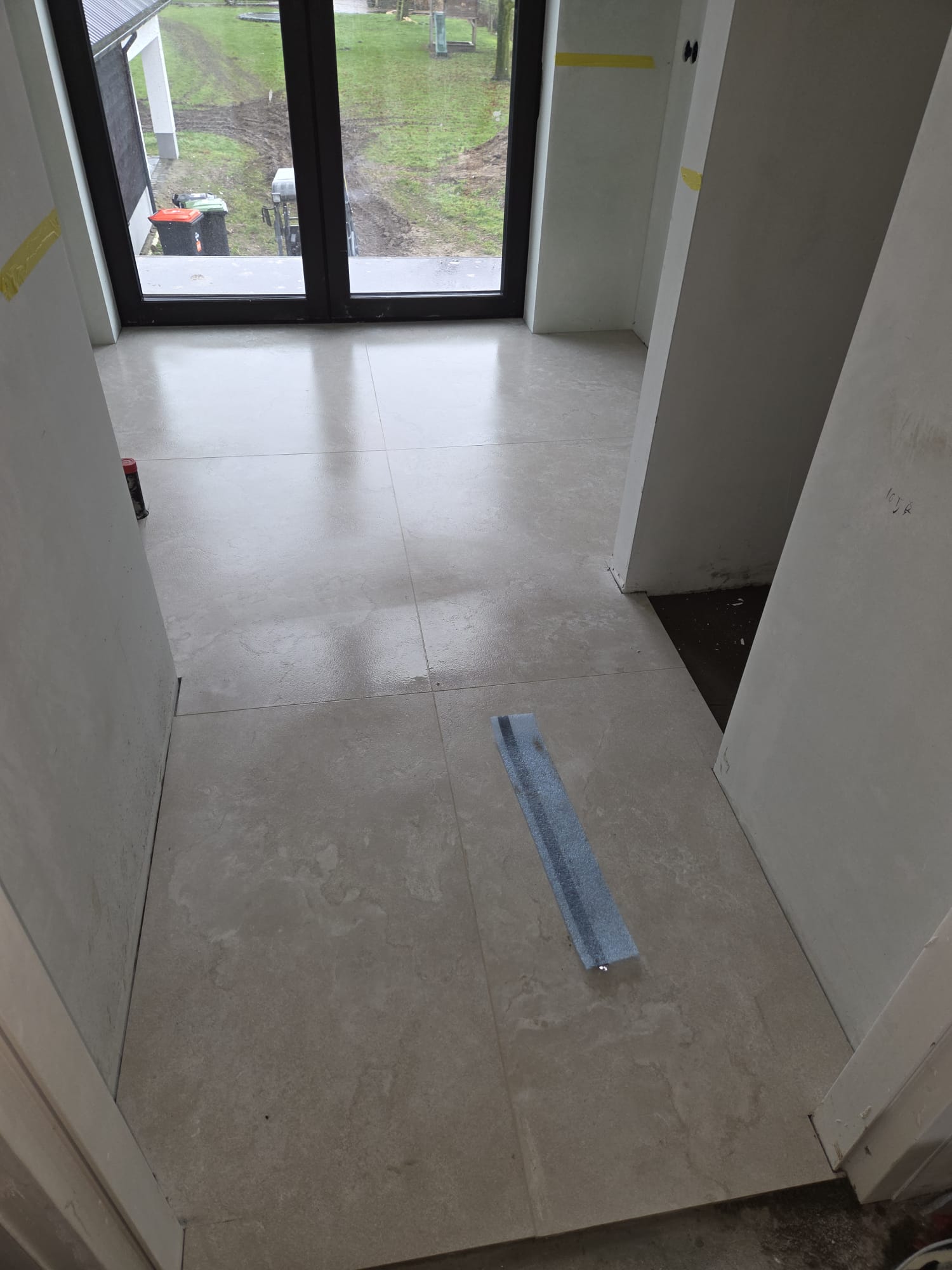 Grote keramische woonvloer
