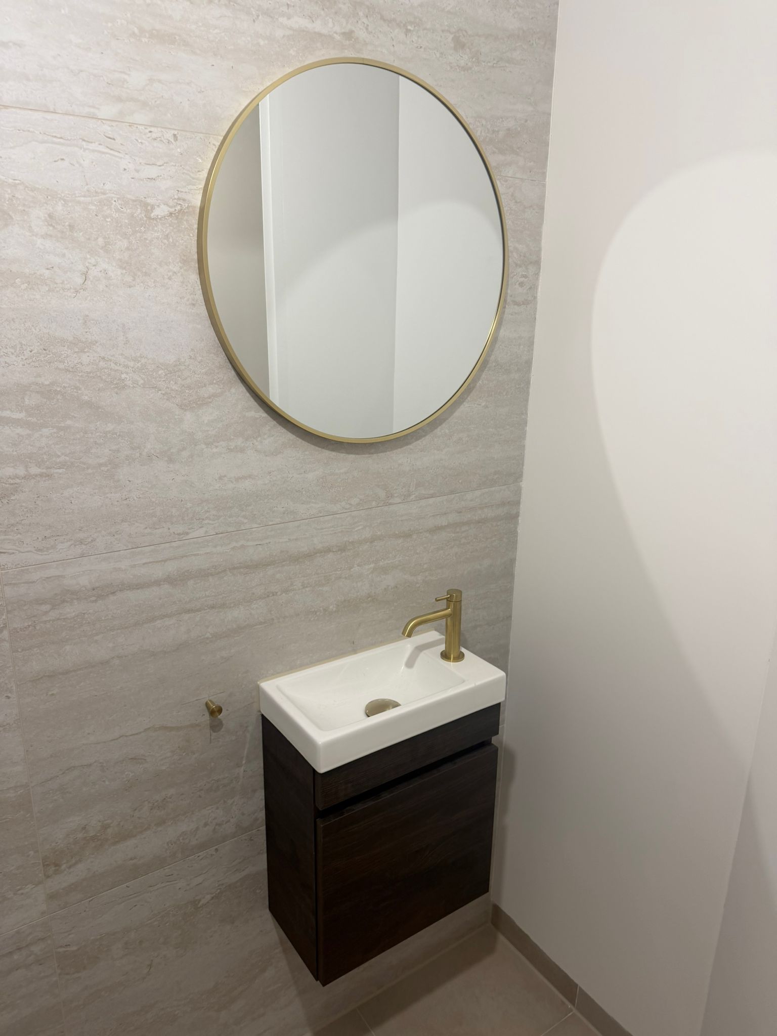 Toilet bij dezelfde badkamer