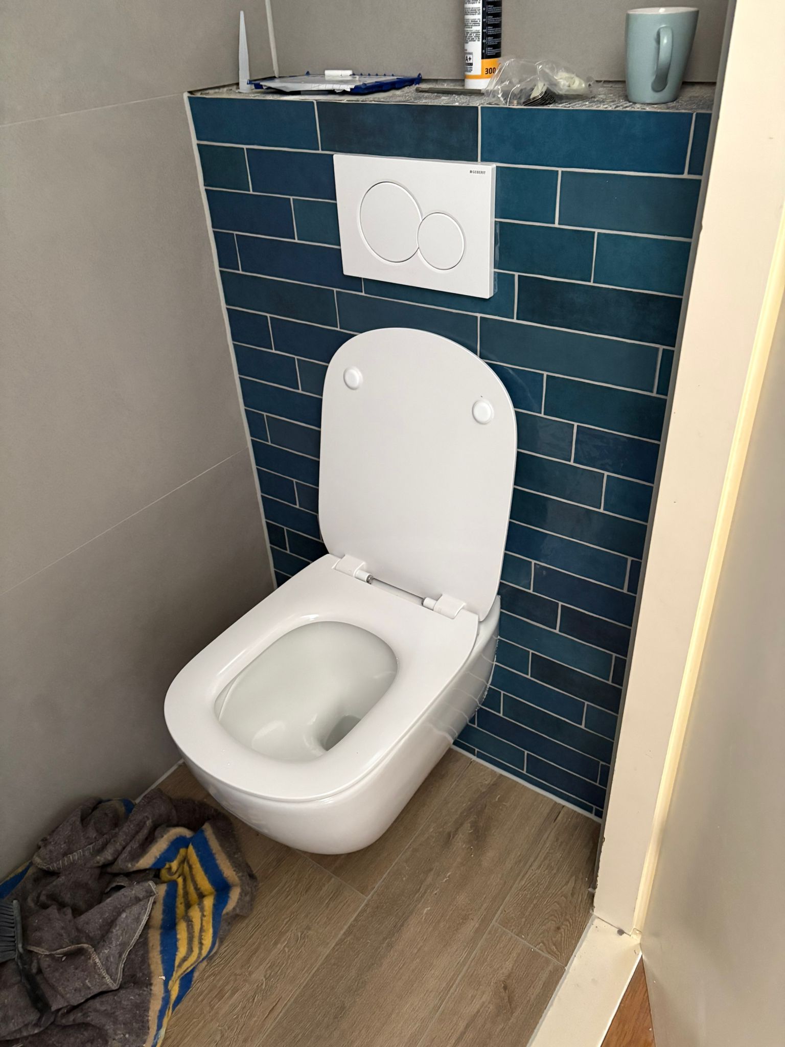 Toilet met verschillende tegels