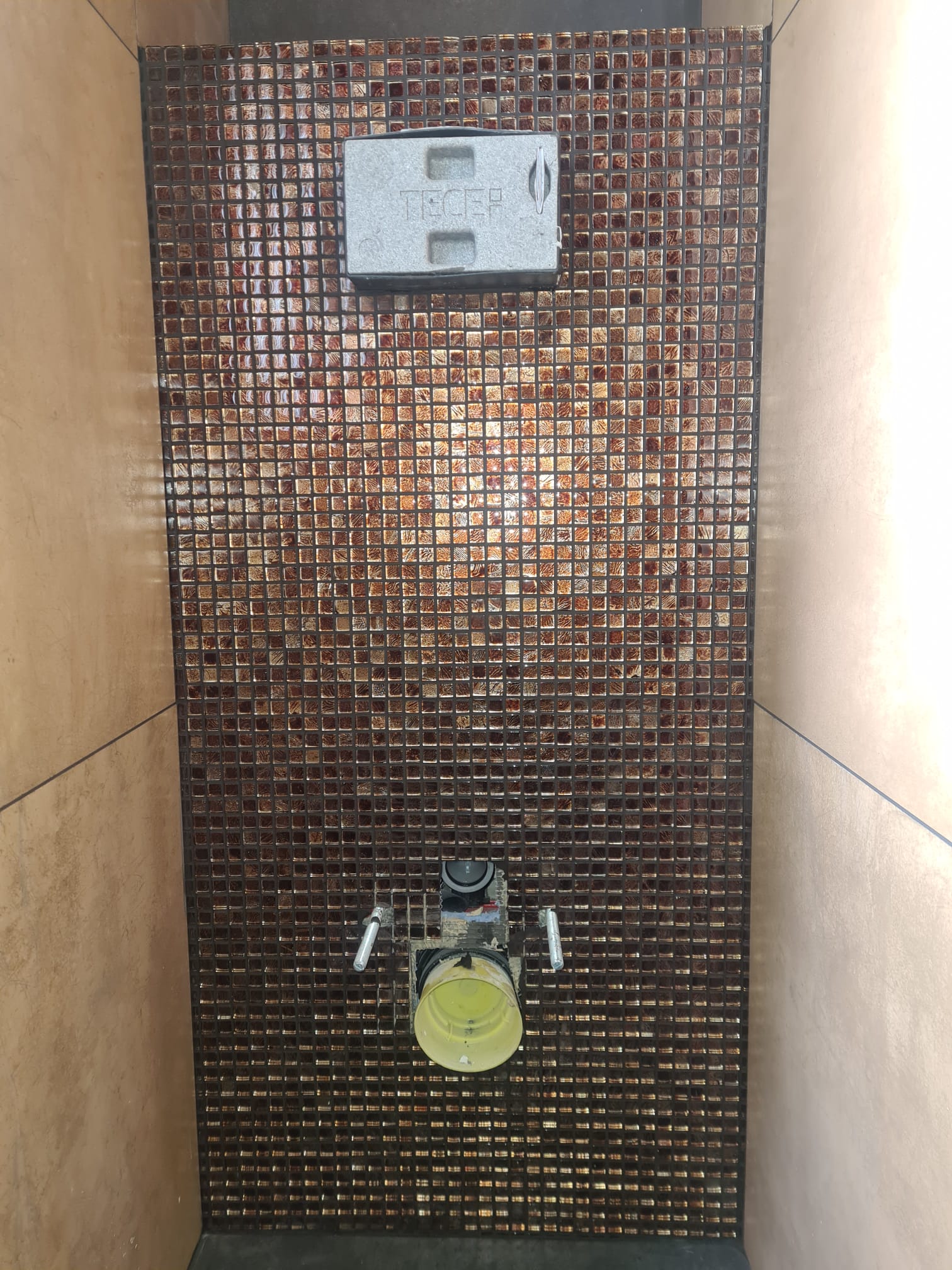 Toilet met wand- en vloertegels